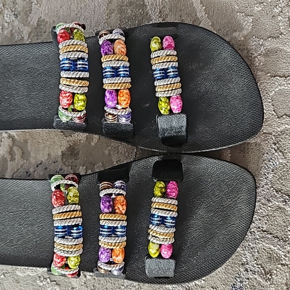 Summer beach sandals. Colored beaded Hawaiian look - Picture 4 of 6